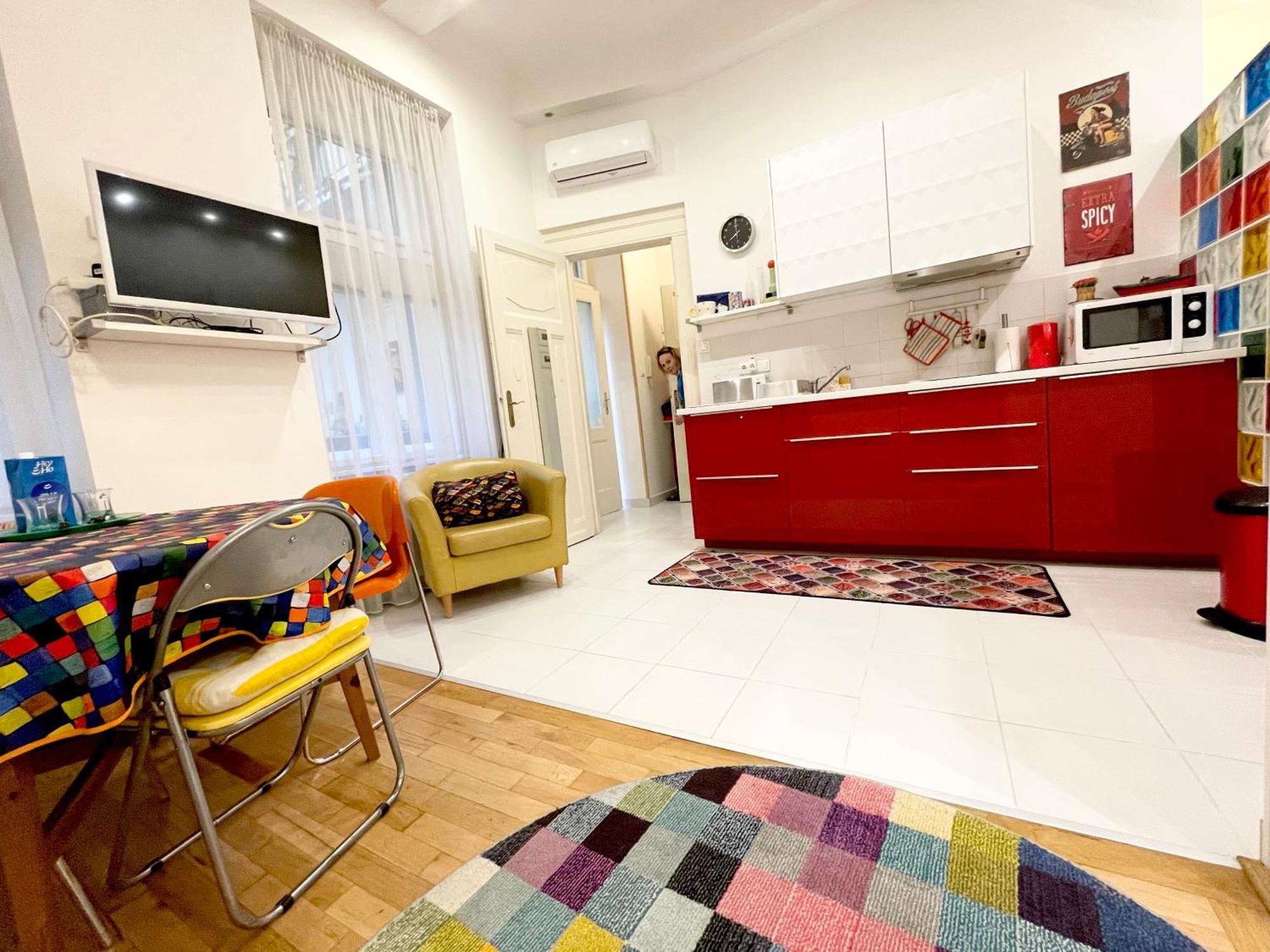 Rainbow Pearl Apartment At St Stephen' S Basilica Budapest Exterior photo